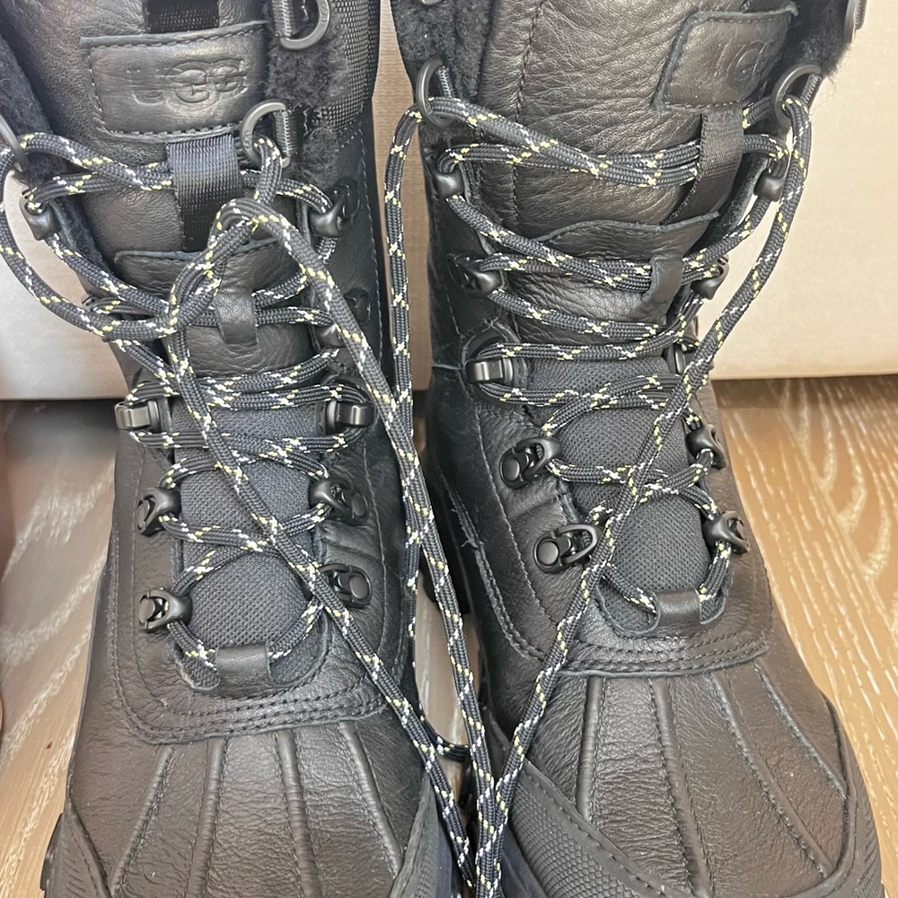 UGG Black Lace-Up Leather ski snow Boots